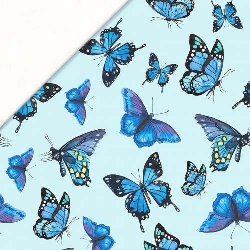 Niebieskie motyle na błękitnym tle