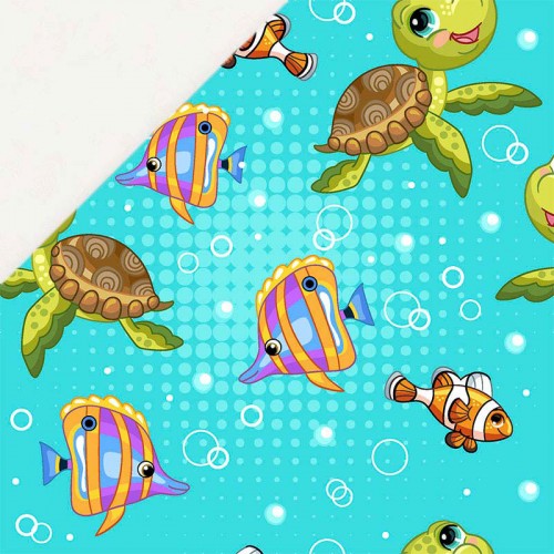 Wesołe żółwie pływające z rybkami