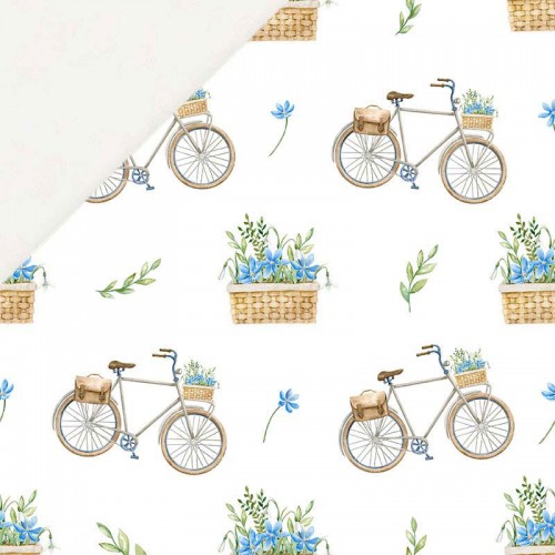 Rowery z niebieskimi kwiatami w koszyku