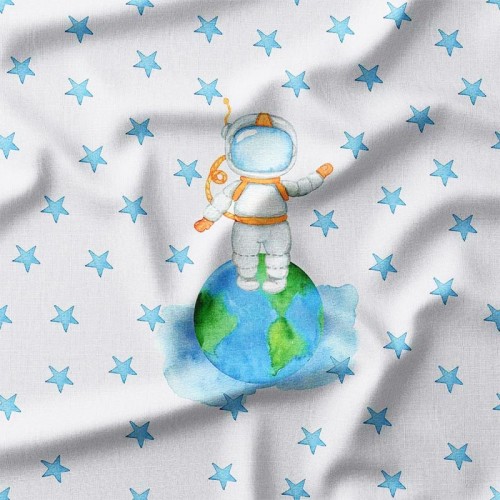 Astronauta i kula ziemska na jasnoszarym tle