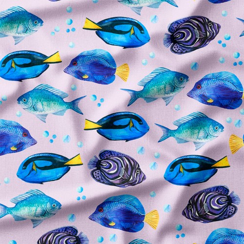 Bawełna satynowa Niebieskie rybki na jasnofioletowym tle – tkanina drukowana na metry
